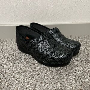 Dansko Clogs – Women’s 8–8.5 (EU 39) – Gently Used